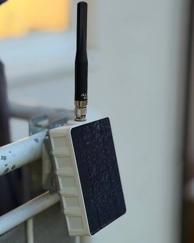 MESH-S-Knoten im Freien an einem Morgen unter 0 °C mit Kondensation